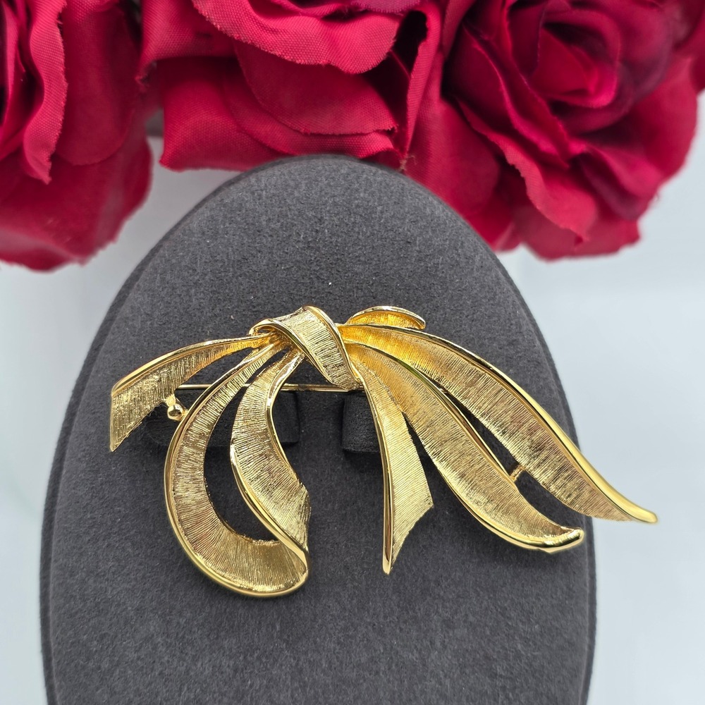 Napier Vintage Gold Tone Textured Ribbon Bow Brooch Pin Statement Designer Glam